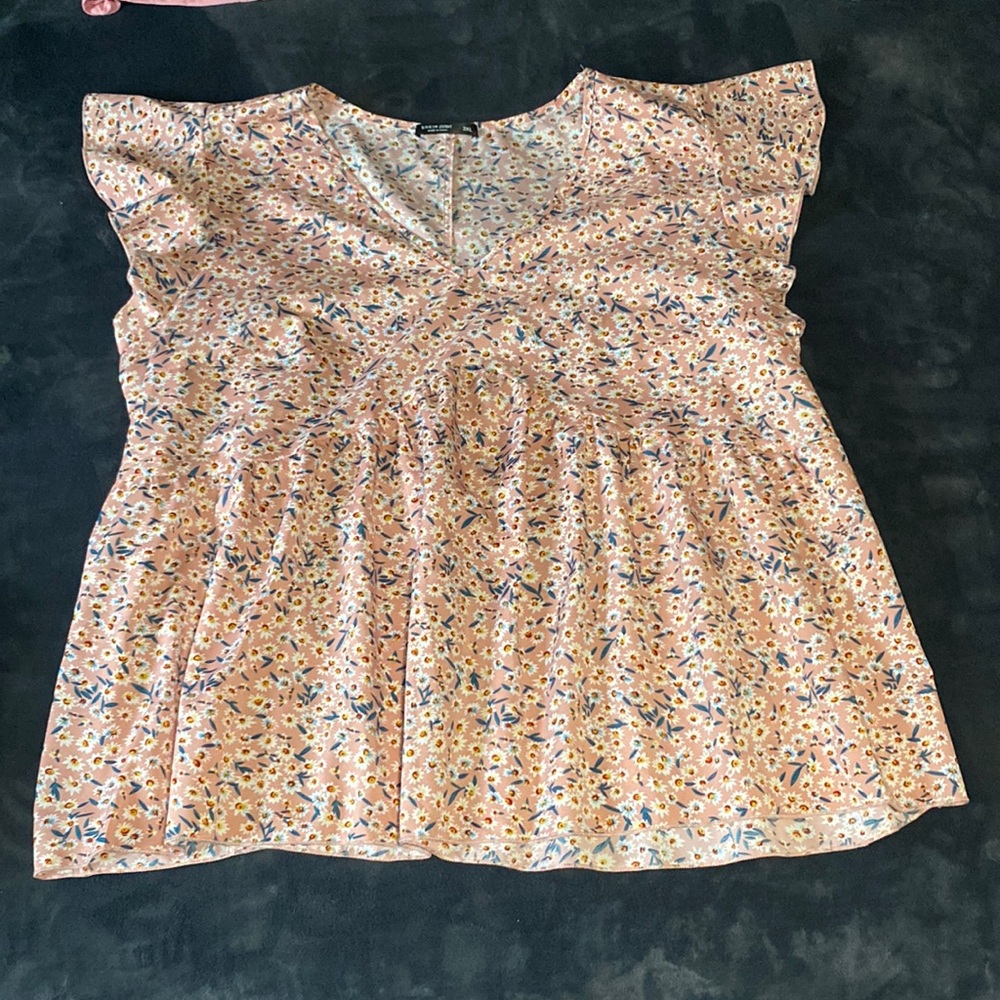 Never worn super cute floral top